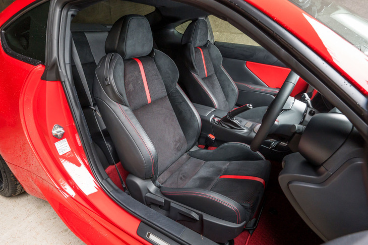 変わっていないところばかりを紹介して恐縮だが、実際に変更点が少ないのだから仕方がない。シートは中央部がウルトラスエードで、サイドに本革を使っている。