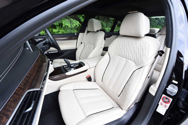 標準装備のフロント・コンフォート・シート。さまざまな部分の角度や位置を電動で調整できる。