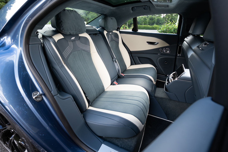 フロントともども、背もたれの最上部に「S」のロゴが記される。わざわざヘッドレストを外しているのは、太い番手の糸による本物のステッチゆえ。