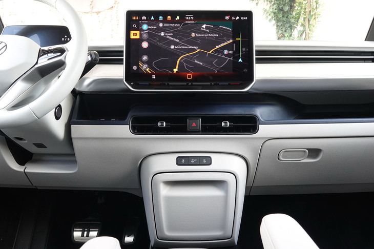 タッチスクリーンの最上段にはソフトスイッチが備わる。各ソフトスイッチを押すと、ワンアクションでナビゲーションや車両セッティングなどのページが表示される。