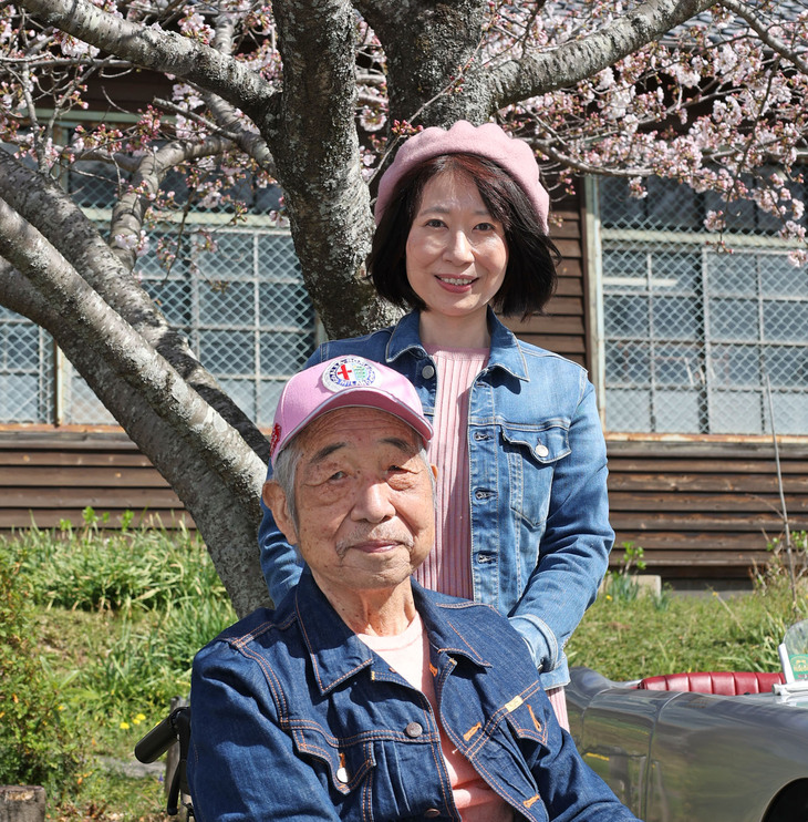 牧田哲明さんと次女の塚越京子さん。塚越さんは実行委員会のメンバーでもあり、彼女がふるためとの縁をつないでくれたそうだ。桜に合わせたピンクとデニムのおそろいのコーディネートがオシャレ。ちなみに牧田さんのキャップには、大好きなアルファ・ロメオのエンブレムが。