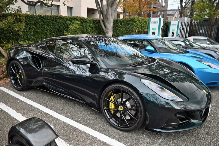 新世代ロータスの旗手としてデビューしたばかりの「エミーラ」。見た目的には「エリーゼ」「エキシージ」の後継に思えるが、上質な車内空間には「エスプリ」などに通じるものも感じる。