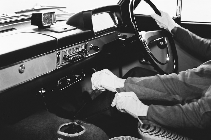 「1200SS」に採用されたフロアシフトの4段マニュアルトランスミッション。同車とその後継の「1300SS」は、モータースポーツでも活躍した。