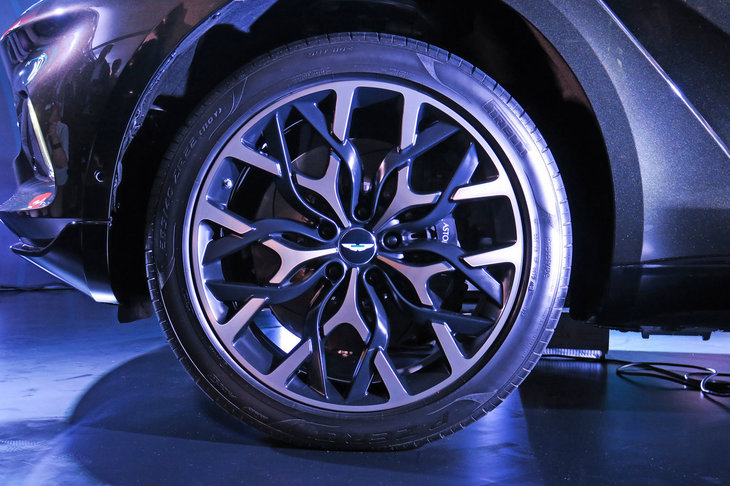 アストンマーティンDBX（タイヤ＆ホイール）