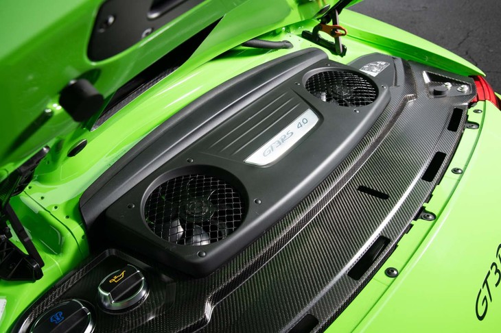 リアエンドには最高出力520PS、最大トルク470N・mの4リッター水平対向6気筒自然吸気エンジンが搭載される。フードを開いても内部にはアクセスできない。