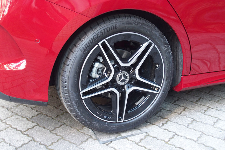 メルセデス・ベンツB200d（リアホイール）