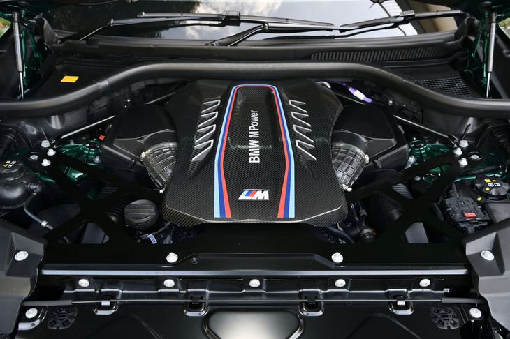 マイルドハイブリッド機構が採用される「X6 Mコンペティション」のパワーユニット。4.4リッターV8ツインターボエンジンは、エンジン単体で最高出力625PS、最大トルク750N・mを発生し、これに最高出力12PS、最大トルク200N・mのモーターが組み合わされる。
