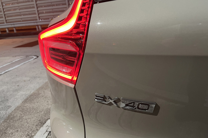 BEVの「XC40リチャージ」から車名が変更され、リスタートを切ったボルボの電動コンパクトSUV「EX40」は、2024年9月に日本への導入が発表された。今回は車両本体価格が789万円の「EX40ウルトラ ツインモーター」に試乗した。