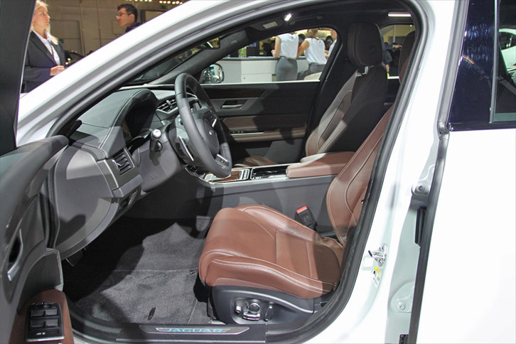 ジャガーXFスポーツブレイク（フロントシート）