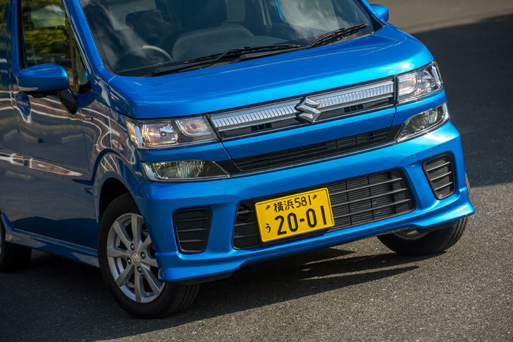 従来モデルでもグリルまわりの違いなどでグレード間の差別化がはかられていたが、専用のヘッドランプを仕立てるほどの大幅な差別化は新型になってから。3つのデザインが同時に用意されるのは、3代目において標準車と「RR」「スティングレー」が併売されたとき以来である。