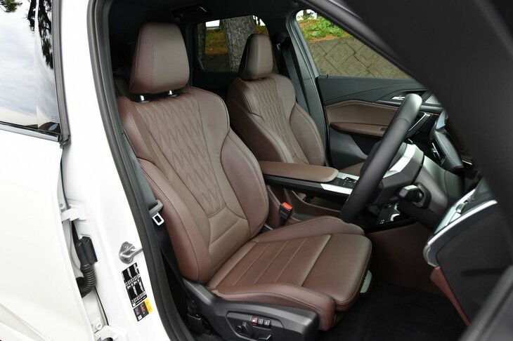 ヴァーネスカレザーのスポーツシートはオプションの「ハイラインパッケージ」に含まれている。カラーは試乗車のモカのほか、オイスターとブラックが選べる。
