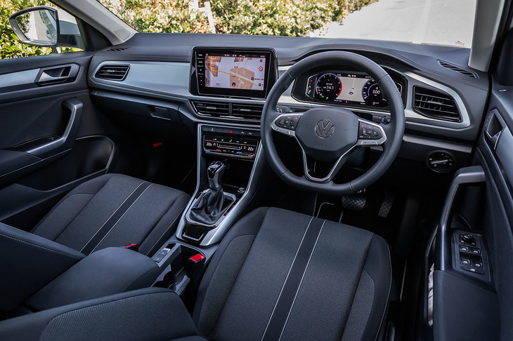 ダッシュボードやドアトリムにソフトタッチの素材を採用し、インテリア全体の質感をアップ。駐車時にステアリング操作を自動で行う「駐車支援システム“Park Assist”」を含む、フォルクスワーゲンにおける最新の運転支援システムが全車に標準で装備される。