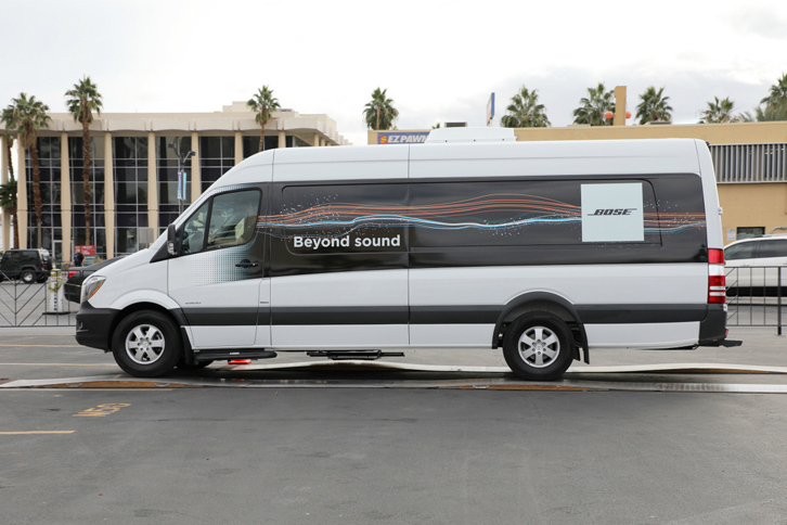 最後は屋外のデモカー（ミニバス）で、最新の2軸式Bose Rideを体験。