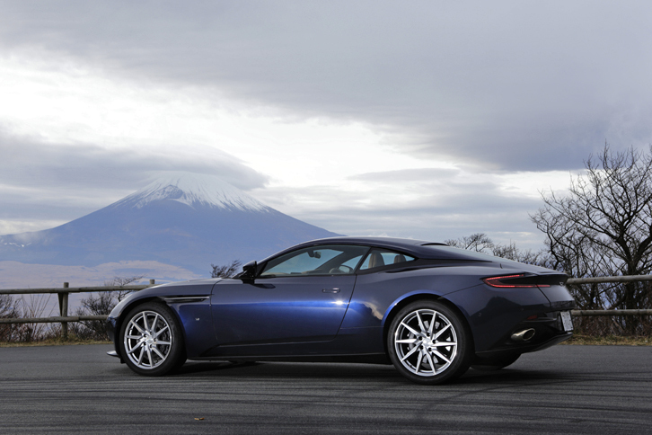 特徴的なテールランプ周辺のデザインは、まるでコンセプトカーのよう。「アストンマーティンDB11」は、伝統を引き継ぎながら新しく、強い存在感を放つ。（photo：北畠主税）