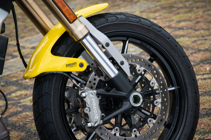 フロントサスペンションには、他のモデルより径の太い45φのマルゾッキ製フルアジャスタブル倒立フォークが採用される。