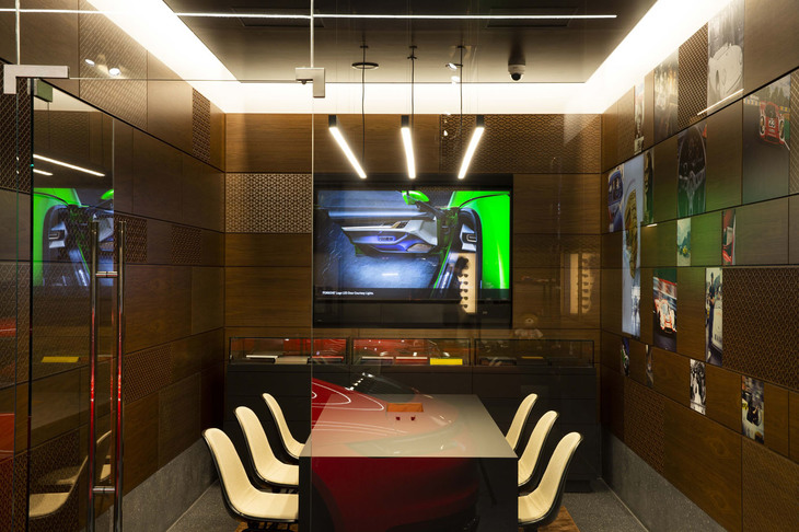 ミーティングなどが行える独立したスペースも完備。壁には日本の伝統的な組子細工がちりばめられている。