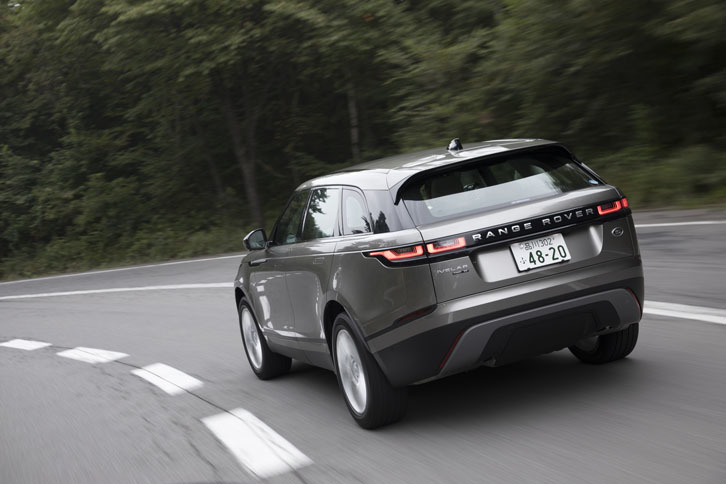 ワインディングロードを行く「レンジローバー ヴェラール」。同車には、旋回性能を高めるトルクベクタリングバイブレーキやダイナミックスタビリティーコントロールなどが標準装備されている。