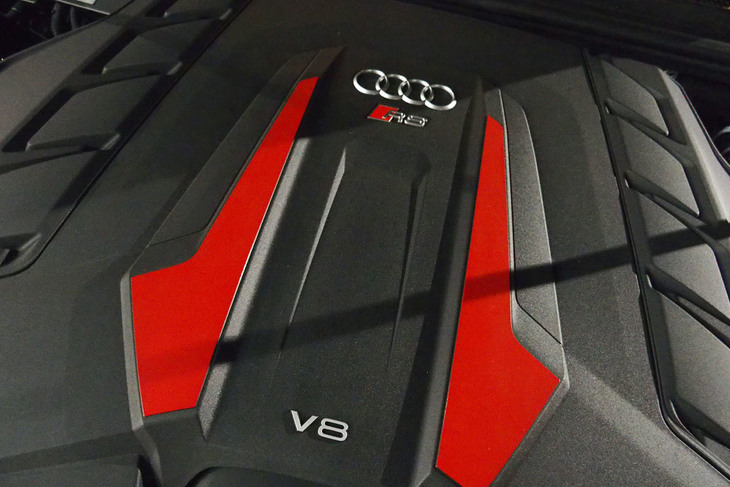 最高出力600PS、最大トルク800N・mを発生する4リッターV8ツインターボエンジン。48Vマイルドハイブリッドシステムや気筒休止機構を採用するなど燃費にも配慮しつつ、0-100km/h加速3.8秒という動力性能を実現している。