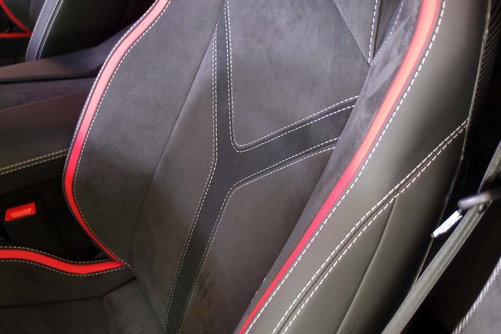 ランボルギーニ・アヴェンタドールLP780-4 Ultimae（シート背もたれのY字型モチーフ）