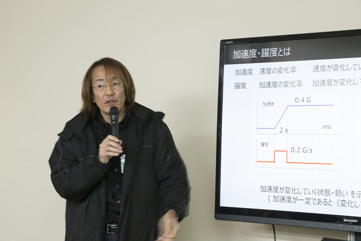 「躍度」について解説するマツダ パワートレイン開発本部の井上政雄氏。質問をぶつけると、こちらが納得するまでしっかりと説明してくれる熱い開発者だ。