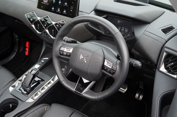 ステアリングホイールには乾いた質感のスムースレザーが巻かれる。ChatGPTは右スポークのマイクボタンでも起動する。