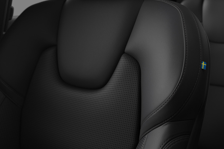 ベンチレーションやリラクゼーション機能を備えた「チャコール」のファインナッパレザーシート。