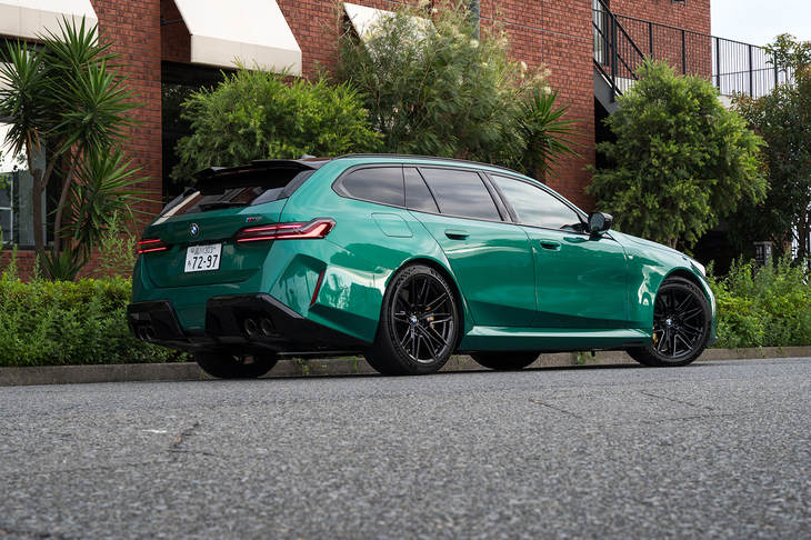 フロントが285mm、リアが295mmのワイドなタイヤをフェンダー内に収めるため、ボディーの全幅は標準の「5シリーズ」より70mmも広げられている。