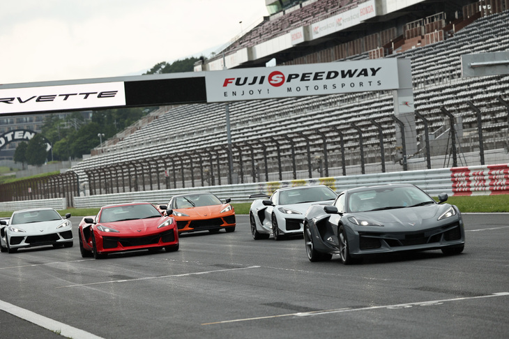 ルマン・ウィニングドライバーである荒 聖治選手がステアリングを握る「コルベットE-Ray」を先頭に、プロドライバーの駆る5台のC8コルベットがデモランを披露。