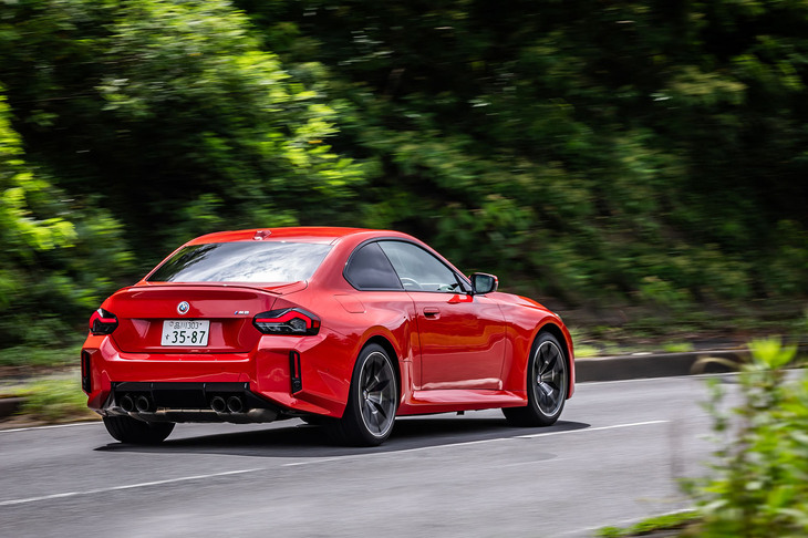 車線変更／車線逸脱の警告システムや衝突回避・被害軽減ブレーキ（事故回避ステアリング付き）、ペダル踏み間違い急発進抑制機能などの運転支援システムを標準装備。アダプティブクルーズコントロールはAT車にのみ搭載される。