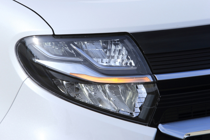 ラインナップは、これまで同様「タント」と「タントカスタム」の2モデル構成。ドレッシーなカスタムにはシーケンシャルウインカーが装備されていた。