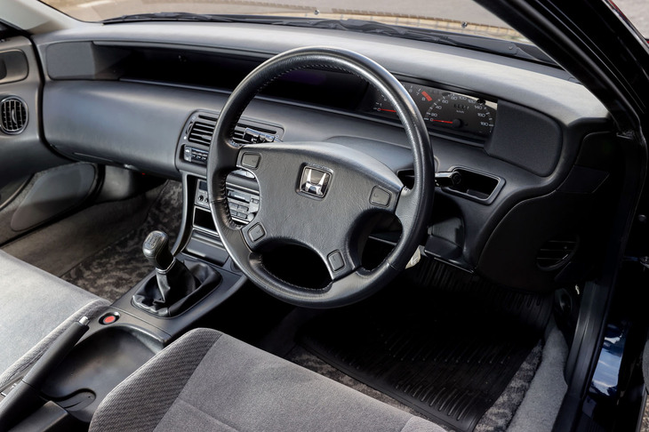 インパネの左右いっぱいに広がるバイザーレスのメーターパネルデザインが特徴的な4代目「プレリュード」のコックピット。前期モデルは2＋2の4人乗りであった。