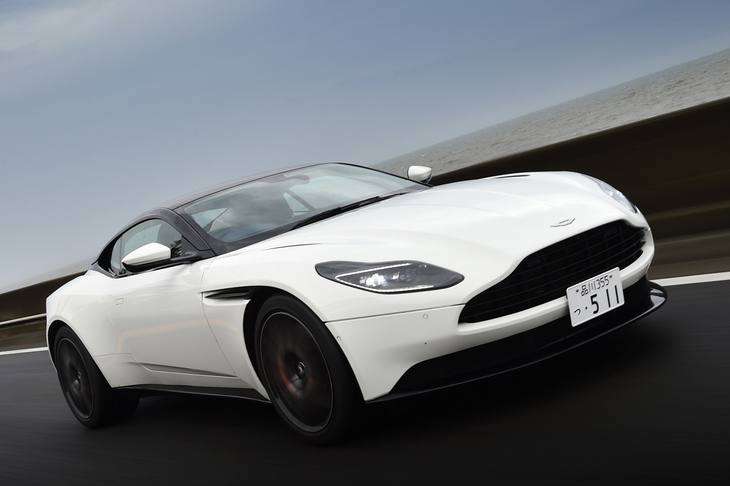 英国の老舗、アストンマーティンの2＋2グランドツアラー「DB11」。これ見よがしな空力デバイスのない、控えめで優雅なデザインが魅力だ。（写真：田村 弥）