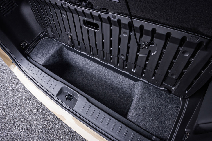 「セレナe-4ORCE」の荷室床下の収納スペース。「e-POWER」の前輪駆動車よりも前後と左右が狭められ、容量が小さくなっている。e-4ORCE車の荷室容量は、サードシートを最後端にセットした場合、他モデルよりも5リッター少ない203リッターとなる。