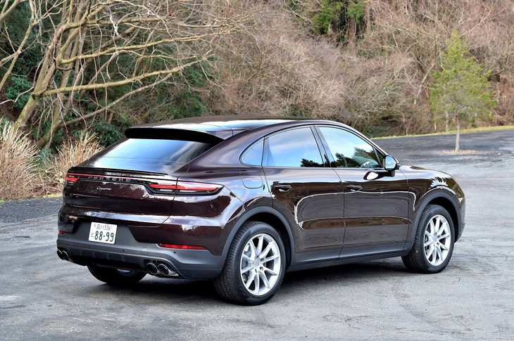 
	【ポルシェ・カイエン クーペのスペック】
	ボディーサイズ：全長×全幅×全高＝4931×1983×1676mm／ホイールベース：2895mm／車重：1580kg／駆動方式：4WD／エンジン：3リッターV6 DOHC 24バルブ ターボ／トランスミッション：8段AT／最高出力：340PS（250kW）/5300-6400rpm／最大トルク：450N・m（45.9kgf・m）/1340-5300rpm／タイヤ：（前）275/45ZR20 110Y／（後）305/40ZR20 112Y（ピレリPゼロ）／燃費：9.4-9.3リッター/100km（約10.6-10.8km/リッター、欧州複合モード）／価格：1135万6481円
	
	【取材時の燃費データ】
	テスト距離： 247.1km（市街地1：高速道路8：山岳路1）／使用燃料：32.9リッター（ハイオクガソリン）／参考燃費：7.5km/リッター（満タン法）／7.8km/リッター（車載燃費計計測値）
	