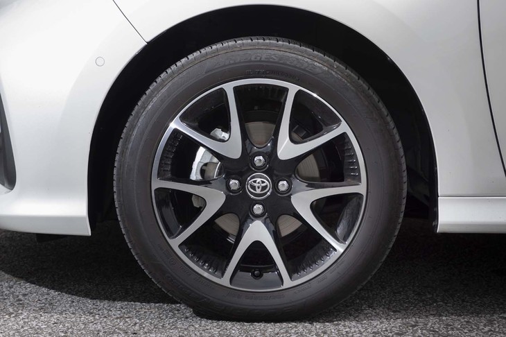 「ヤリス ハイブリッドZ」のホイールサイズは15インチ。試乗車は切削光輝加工とブラック塗装を施したオプションの16インチホイール（写真）を装着していた。