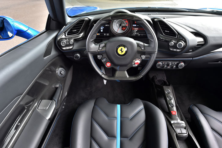 インパネのデザインは「488GTB」に準じる。試乗車にはカーボンのインパネトリムや白いレブカウンターなどのオプションが装着され、スポーティーな雰囲気が強調されている。