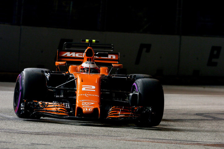 パワーユニットの性能差が出にくいシンガポールでポイント獲得を狙ったマクラーレン。第11戦ハンガリーGP以来となる2台そろっての予選Q3進出で、フェルナンド・アロンソ8番手、ストフェル・バンドールン（写真）は9番手。雨の決勝では、アロンソが信じられない勢いで一気に3位まで上がるも、フェラーリ2台とフェルスタッペンの接触の巻き添えとなり、スタート後程なくしてリタイア。バンドールンはしぶとくポイント圏内で走行を続け、キャリア最高位となる7位でチェッカードフラッグを受けた。（Photo=McLaren）