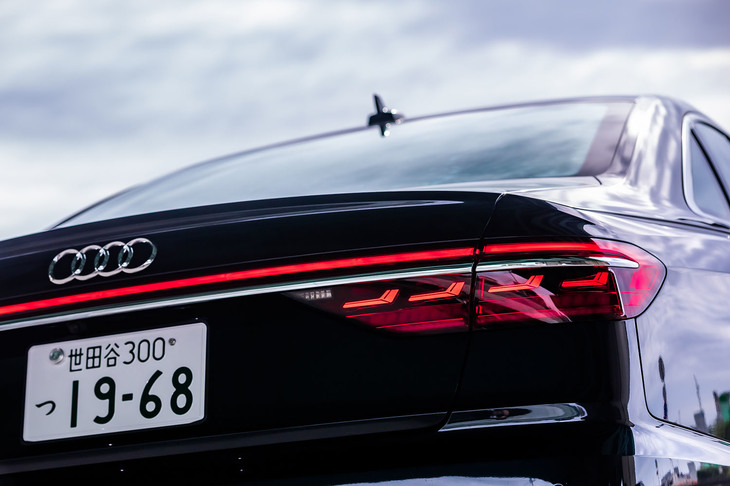 「ダイナミックターンインジケーター」と呼ばれるLEDが流れるように点灯する特徴的なテールランプを搭載。左右をつなぐ一体化された意匠は、最新のアウディ各車に共通するもの。