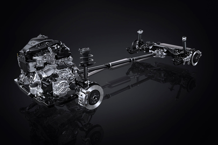 「NX350」の駆動方式は4WDのみで、FFの設定はない。トランスミッションは「NX250」と同じ「Direct Shift-8AT」だが、低回転から高トルクを発生するターボエンジンの特性に合わせて制御が最適化されている。