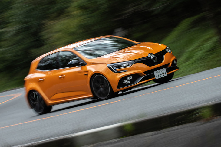 四輪操舵システム「4コントロール」を備える「メガーヌR.S.」。ハンドリング性能と走行安定性を高めている。