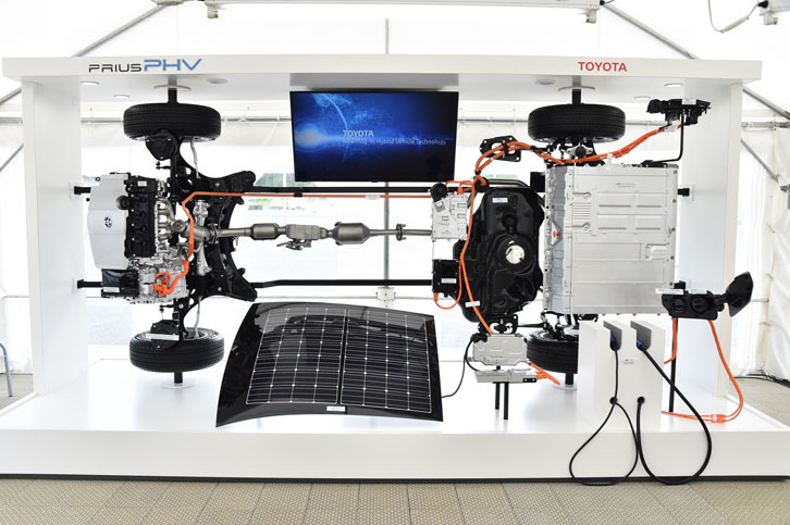 「プリウスPHV」のハイブリッドシステムを紹介する展示（写真左側が車体前方）。リアに搭載されるリチウムイオンバッテリー（写真右端）は、総容量が先代の2倍になっている。