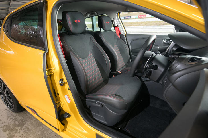 高いホールド性を備えたファブリック製のスポーツシート。赤いステッチと「R.S.」のロゴが目を引く。シートベルトも前後席ともに赤だ。