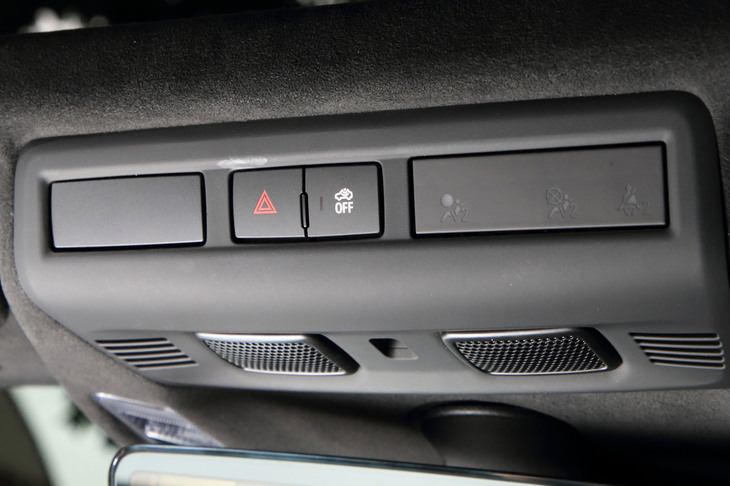 ハザードランプのスイッチは、オーバーヘッドコンソールに配置されている。