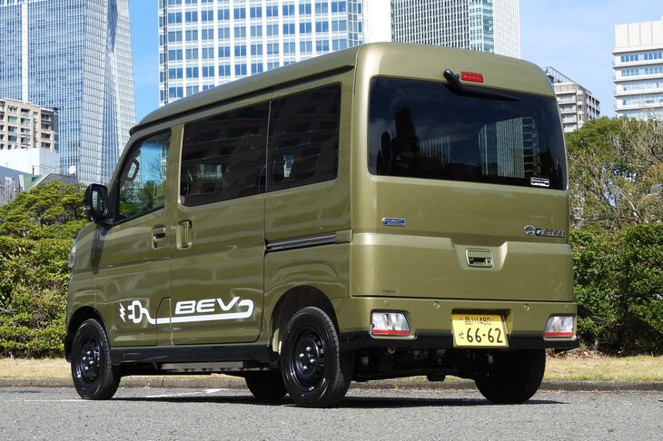 当初の予定より2年ほど遅れての市場投入となった「ダイハツe-ハイゼット カーゴ／e-アトレー」。トヨタからは「ピクシス バン デラックス」、スズキからは「e エブリイ」という車名で、姉妹モデルがそれぞれ販売されている。