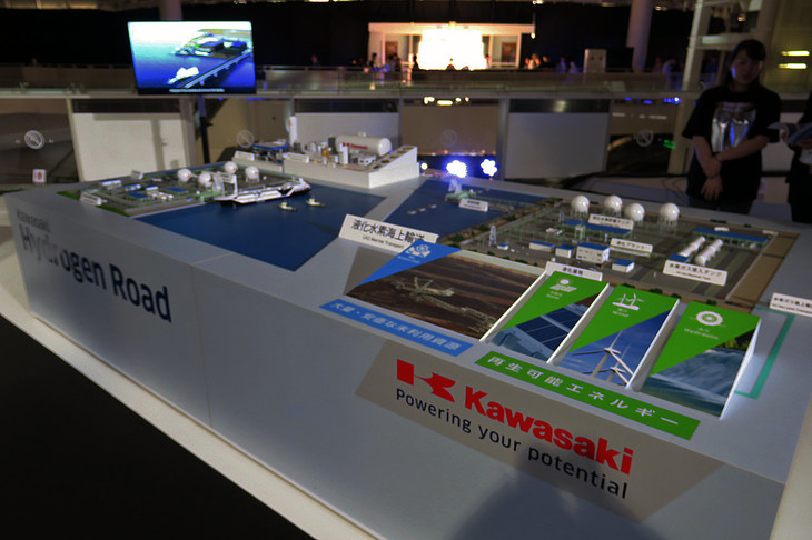 液化水素海上輸送について説明する、川崎重工の展示。