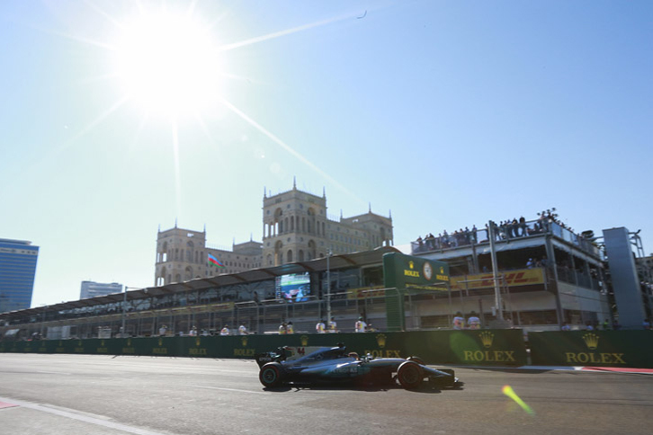 圧巻のポールポジションからレース序盤をリードしたハミルトン（写真）。ベッテルに追突され、さらにはヘッドレストが浮いてしまうというめずらしいトラブルもあり、最終的に5位でレースを終えた。これまでタイトルを争うベッテルとは友好的な関係にあったが、果たして……。（Photo=Mercedes）