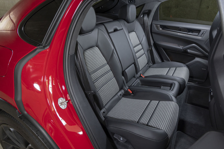 「クーペ」は4人乗りが標準で、中央の座面はトレイに充てられる。無償オプションで3人掛けのベンチシートも選べる。