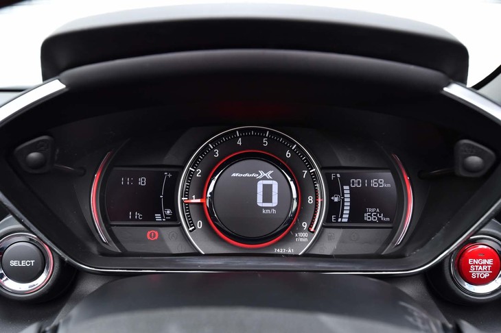 「S660モデューロX」の専用メーターパネル。中央には「Modulo X」のロゴが浮かぶ。
