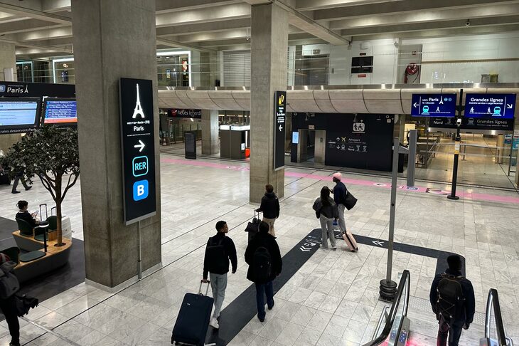 パリの交通機関は、2024年から「iPhone」の「Appleウォレット」に交通系ICカードを追加できるようになった。従来、切符売り場で現金もしくはクレジットカードを出すのはスリの被害を招く行為だったが、それも解消されることとなりそうだ。ただし「Apple Watch」の場合、筆者が使っている古いモデルは非対応であることが判明。とほほ。