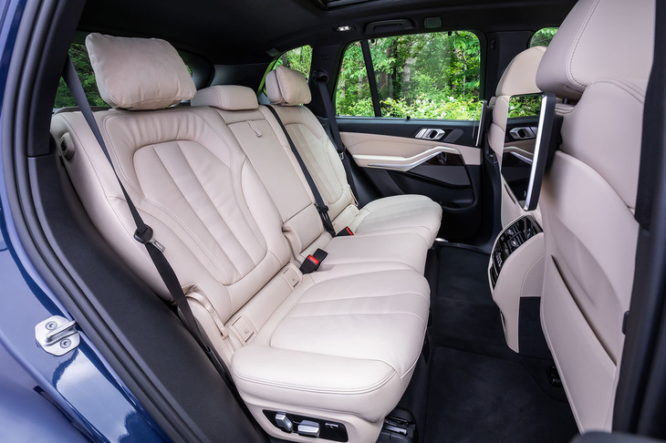 試乗車はオプションの「サードシートローパッケージ」（3列目シート）が装備された7人乗り仕様。2列目シートには背もたれが前方に倒れながら後部が持ち上がる、電動のコンフォートエントリー機能が備わっている。